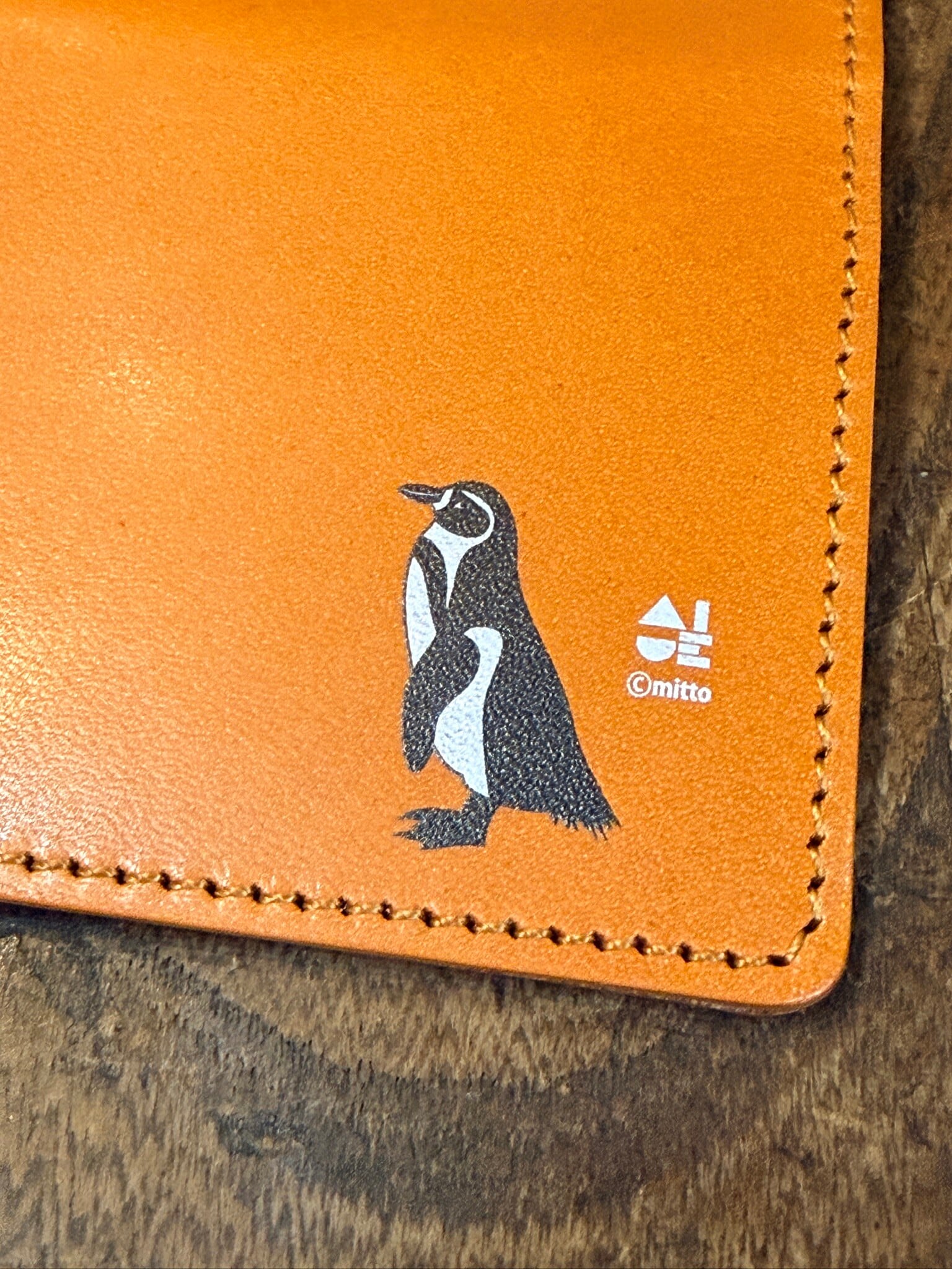新品未使用 【OZIO】レザー名刺入れ ブラック/ターコイズ ペンギン柄 送料無料】 名刺入れ ペンギン キャメル CAMEL ぺんぎん 栃木レザー