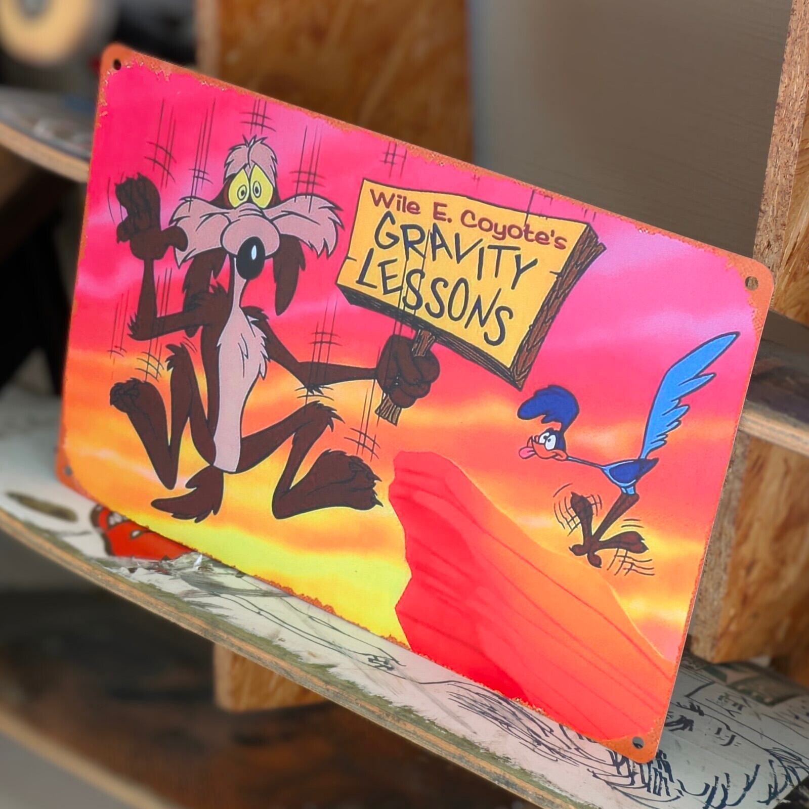 送料無料！ちょうどいいブリキ看板【 Looney Tunes （ ルーニー・テューンズ ）】ワイリー・コヨーテ / ロード・ランナー /  METAL SIGN / メタルサイン / ブリキ看板 / サインボード / ビンテージ加工 〚アメリカン雑貨 アメトイ〛
