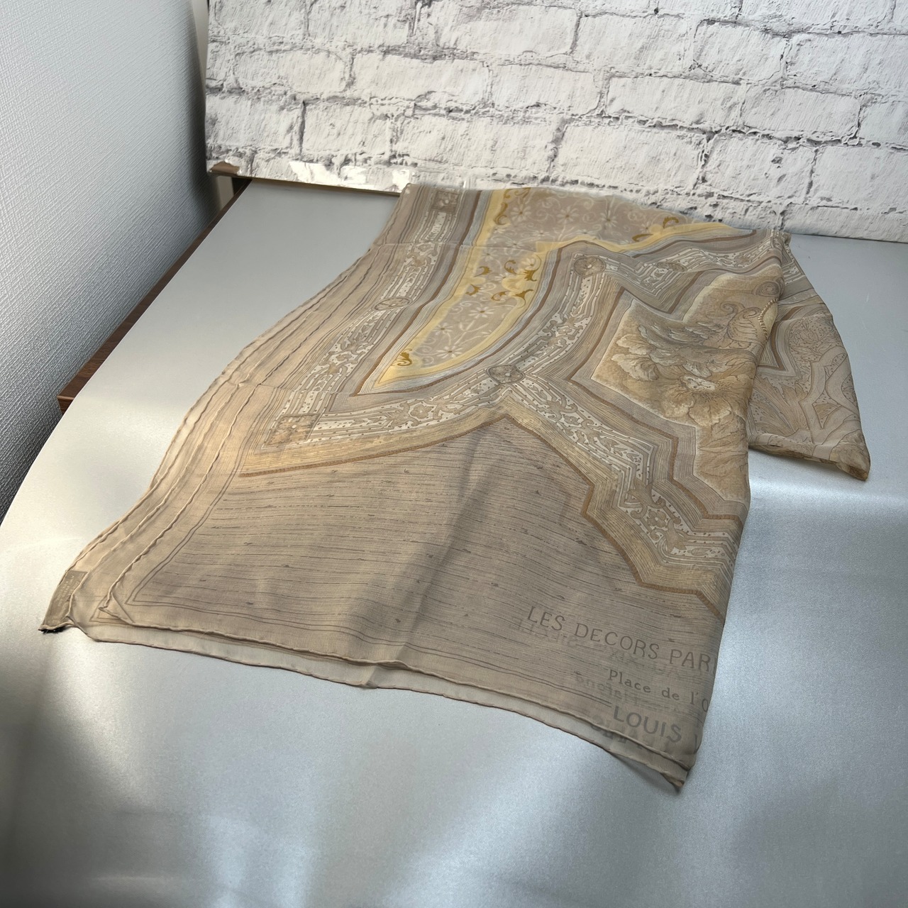 LOUIS VUITTON ルイヴィトン  タグ付き シルク スカーフ ベージュ A-9925