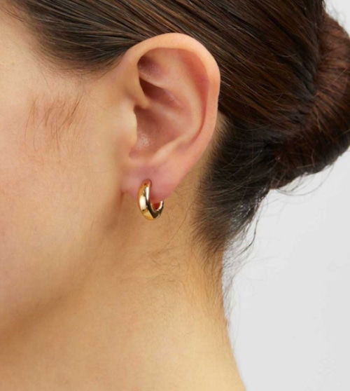 MARIA BLACK マリア・ブラック/ Laideback 8 Huggie Pierced Earring - Yellow Gold