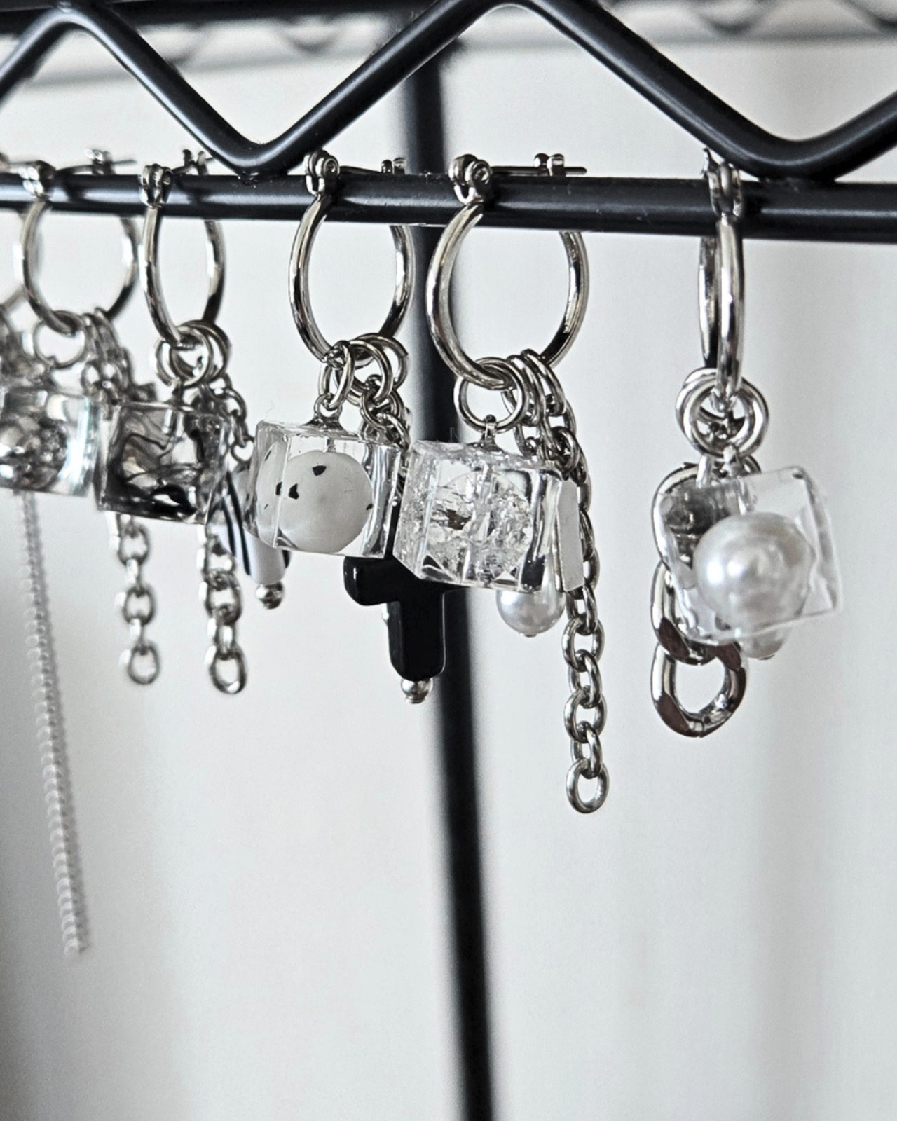 hooP ××× cuBe. [black] - 8