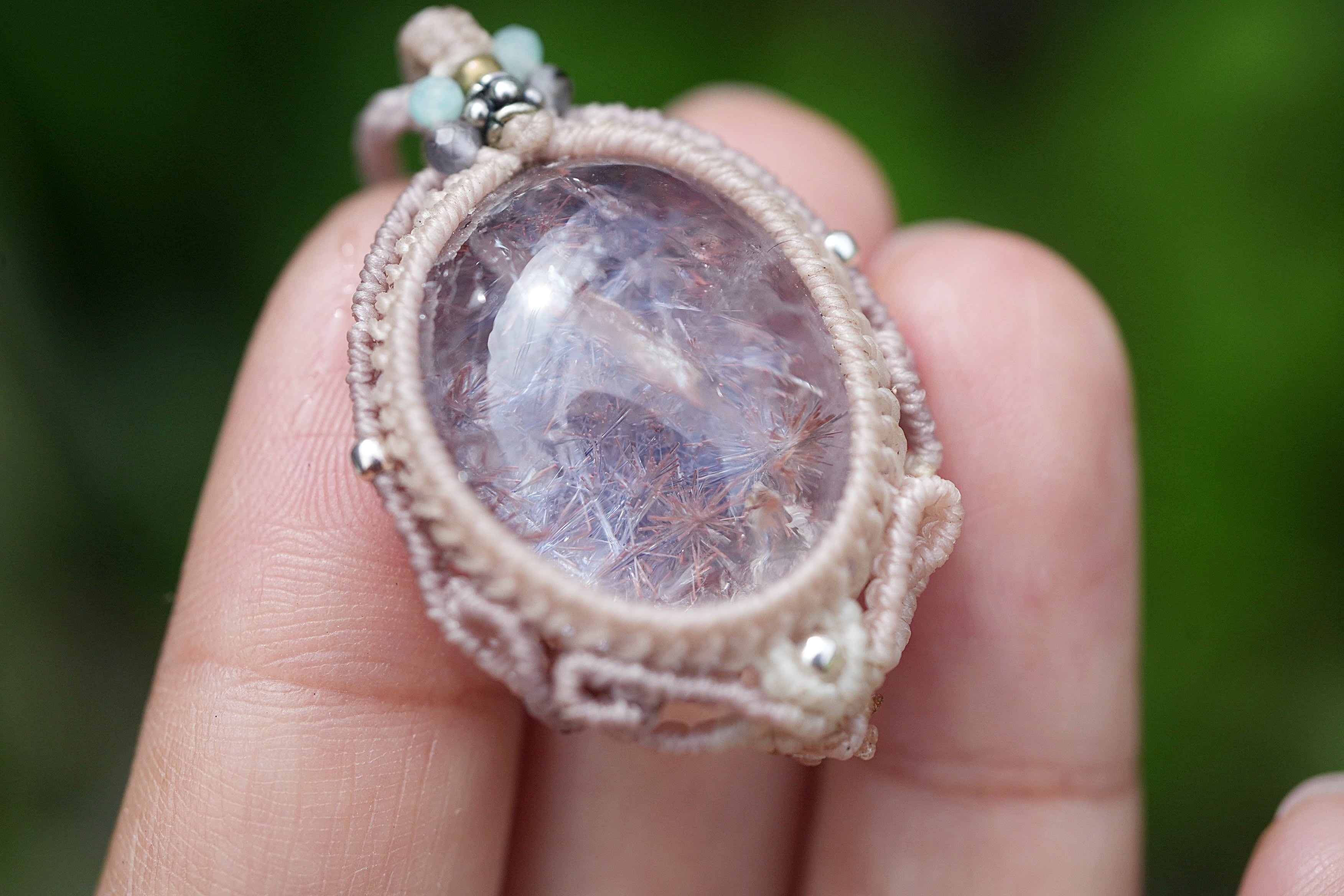 レア✴︎赤い花と虹★デュモルチェライトインクォーツ マクラメネックレス2135