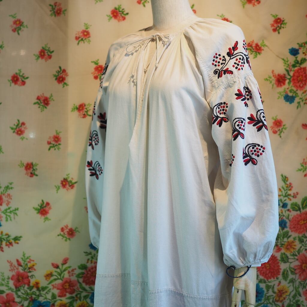 こちら身幅アームホール裾幅袖丈ウクライナ刺繍　ヴィンテージ　ワンピース