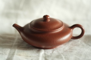 宜興紫砂壺「卧龍」（約120cc）・趙荘朱泥