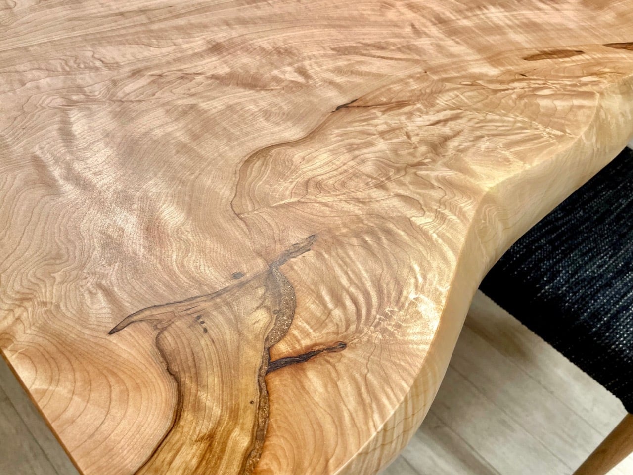 栃（トチ）_2050×760-950-1010×50_横浜元町店_テーブル天板/一枚板