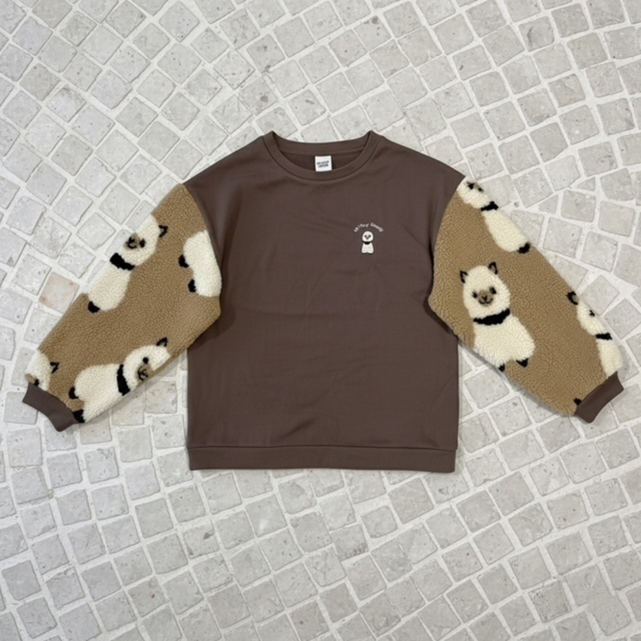 【無言のあいさつ。】「話しかけやすい」を創る袖アルパカ刺繍＆総柄ボアゆるだぼ スウェット - 3