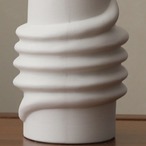 リング模様花瓶 円筒花瓶 白い花瓶 セラミック花瓶 シンプル花瓶 モダン花瓶 ストライプ花瓶 デザイン花瓶 インテリア花瓶 おしゃれ花瓶 陶器花瓶 ミニマル花瓶