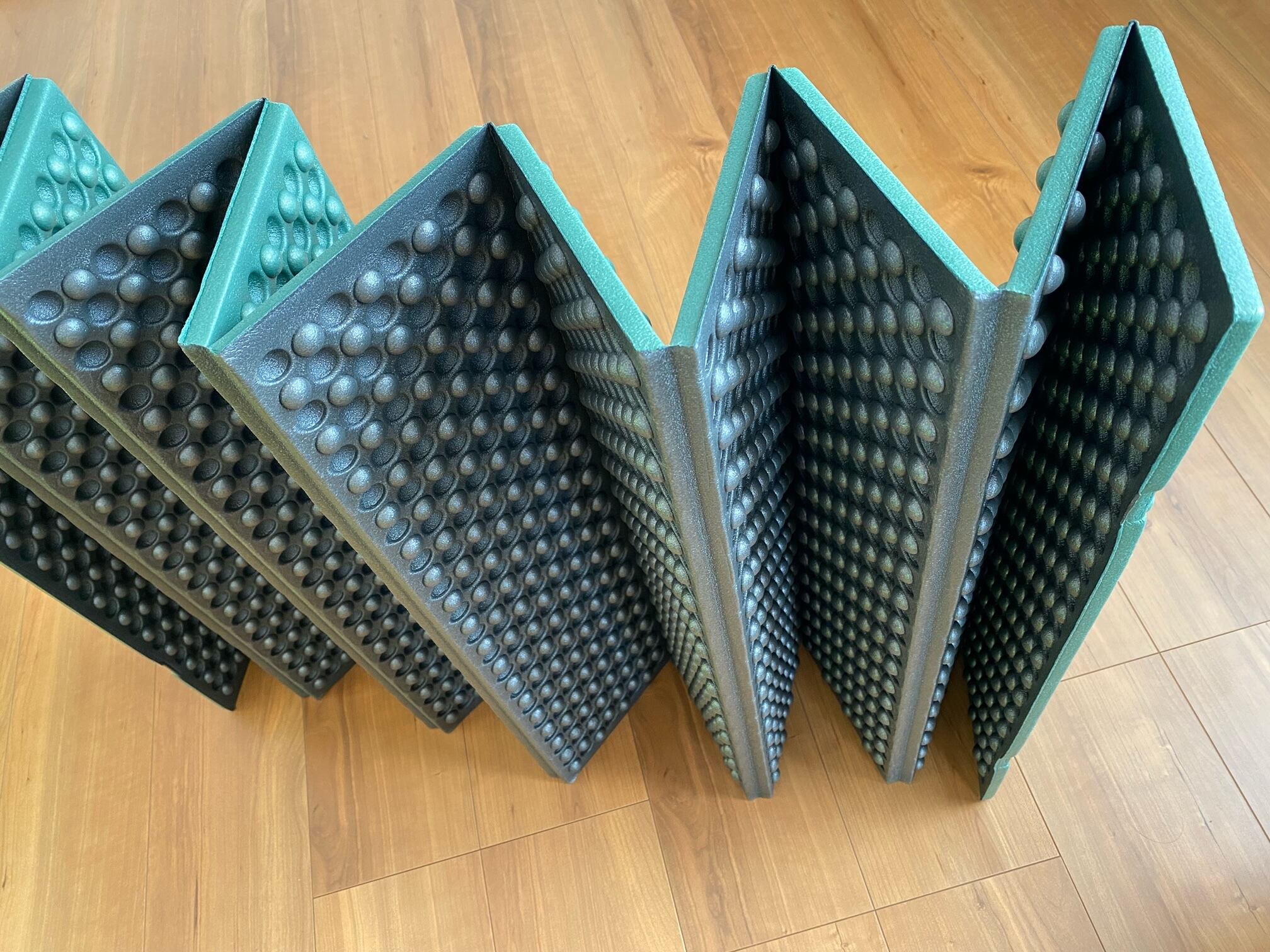 キャンプ必須アイテム！寝袋の下に敷けばゴツゴツ解消！1枚はあると