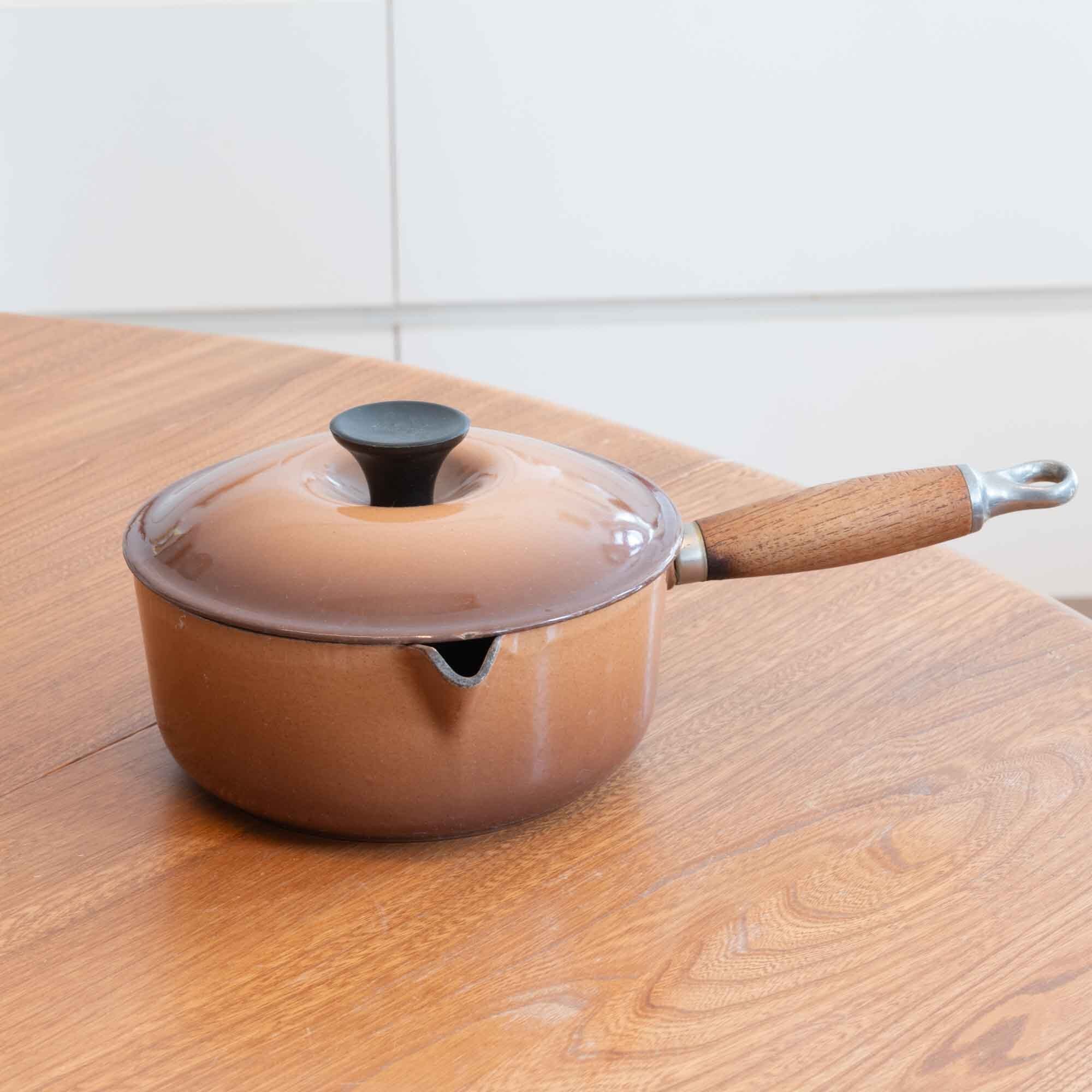 ビンテージ ル・クルーゼ LE CREUSET ソースパン 落ち着いたブラウン サイズ18 木製ハンドル * 新品・未使用品ではありません *