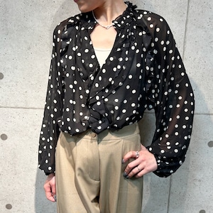 ドット柄 フリルデザインブラウス|入学式・卒業式にも対応・セレモニーから通勤まで使える大人フェミニンブラウス