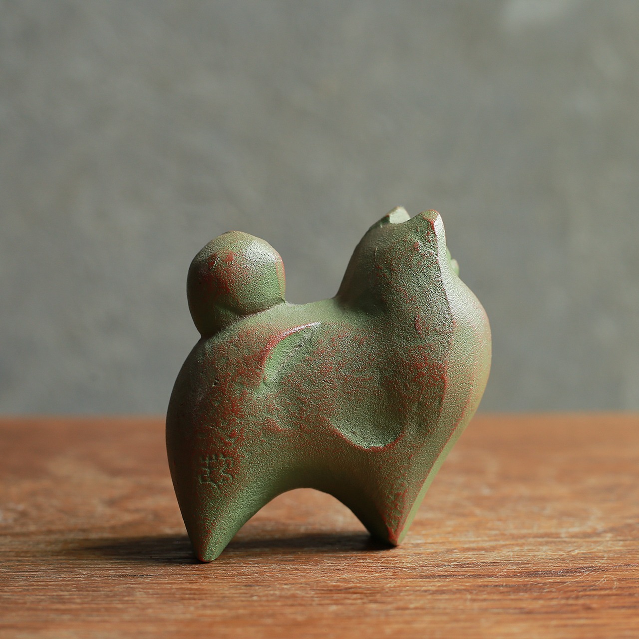 凛々しく立つ、ずっしりと力強い犬 2