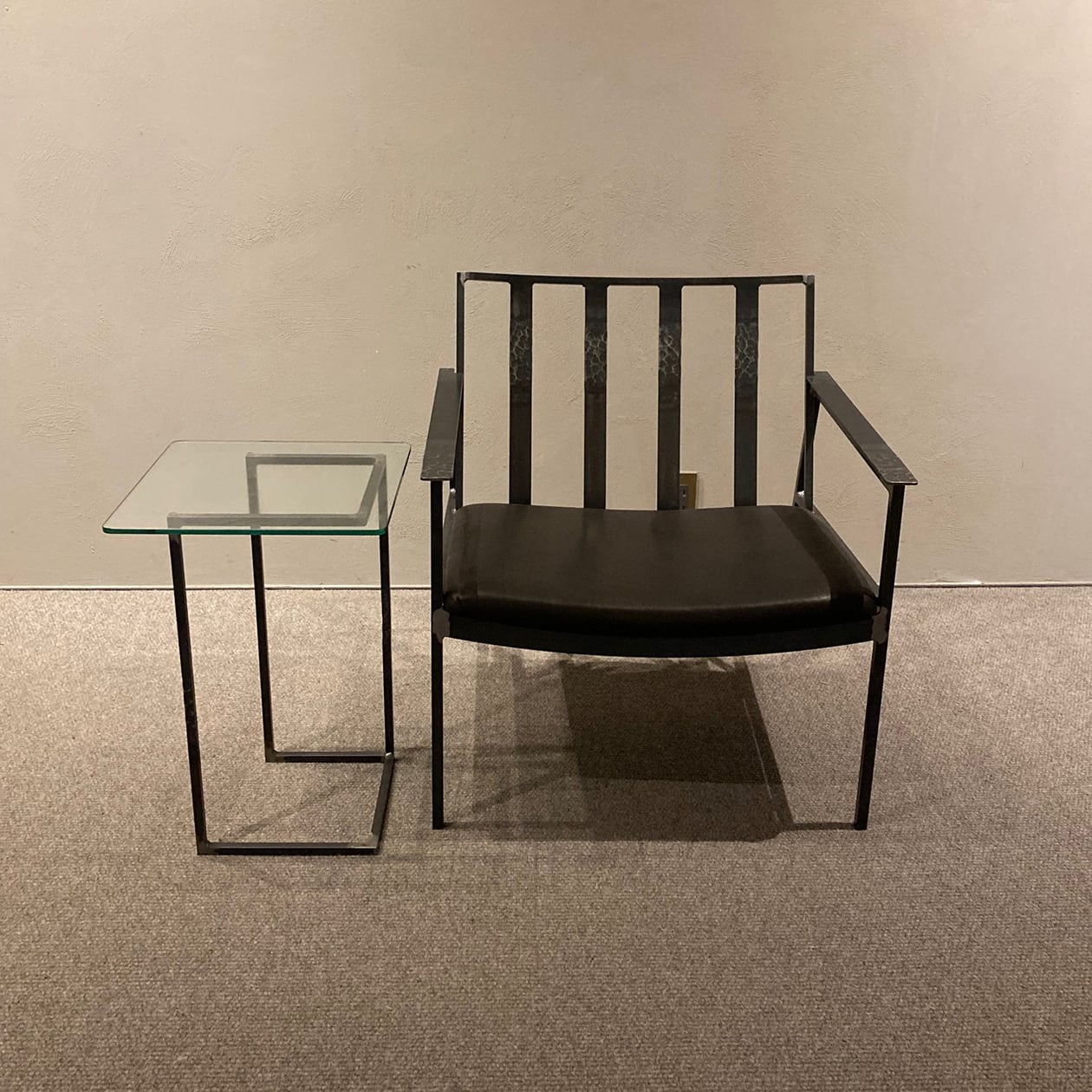 SHINラウンジチェア（FKU2200 張地：FB-Bランク） 革張りのラウンジ