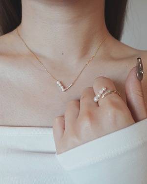 pearl v necklace