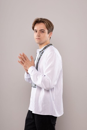 ウクライナ刺繍ヴィシヴァンカ　クロスステッチ手刺繍　L-XLサイズ　メンズ