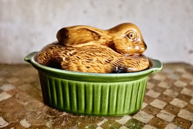フランス 緑のお家で眠るうさぎさんのテリーヌポット ヴィンテージ