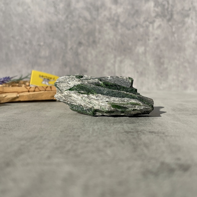 マダガスカル産 アクチノライト 原石｜透明感のあるグリーンと虹の輝き｜標本・オールドストックと考えられる一点もの