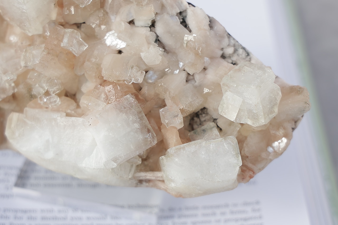 「華やぐ心」ピンクスティルバイト×アポフィライト | Pink Stilbite with Apophylite ◇ 天然石・鉱物・パワーストーン・原石 | st00170