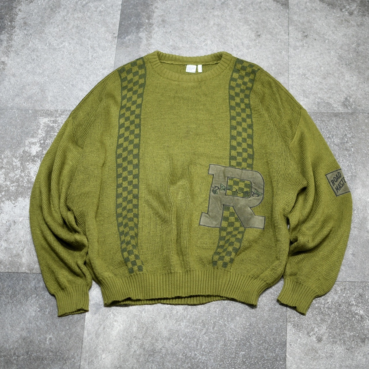 "R" embroidery design knit