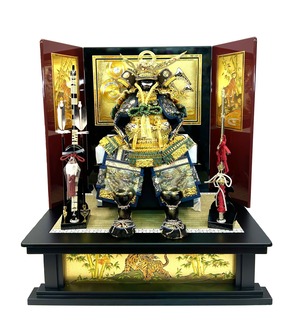 7号　728 上杉謙信 鎧　屏風 弓太刀 飾り台 付き　五月人形　兜飾り　コンパクト　端午の節句　初節句　お祝い　こどもの日　海外へのお土産　こだわりの兜　日本文化　日本伝統　日本土産　菖蒲の節句　節句飾り　かぶと　虎　龍　竜　伝統工芸