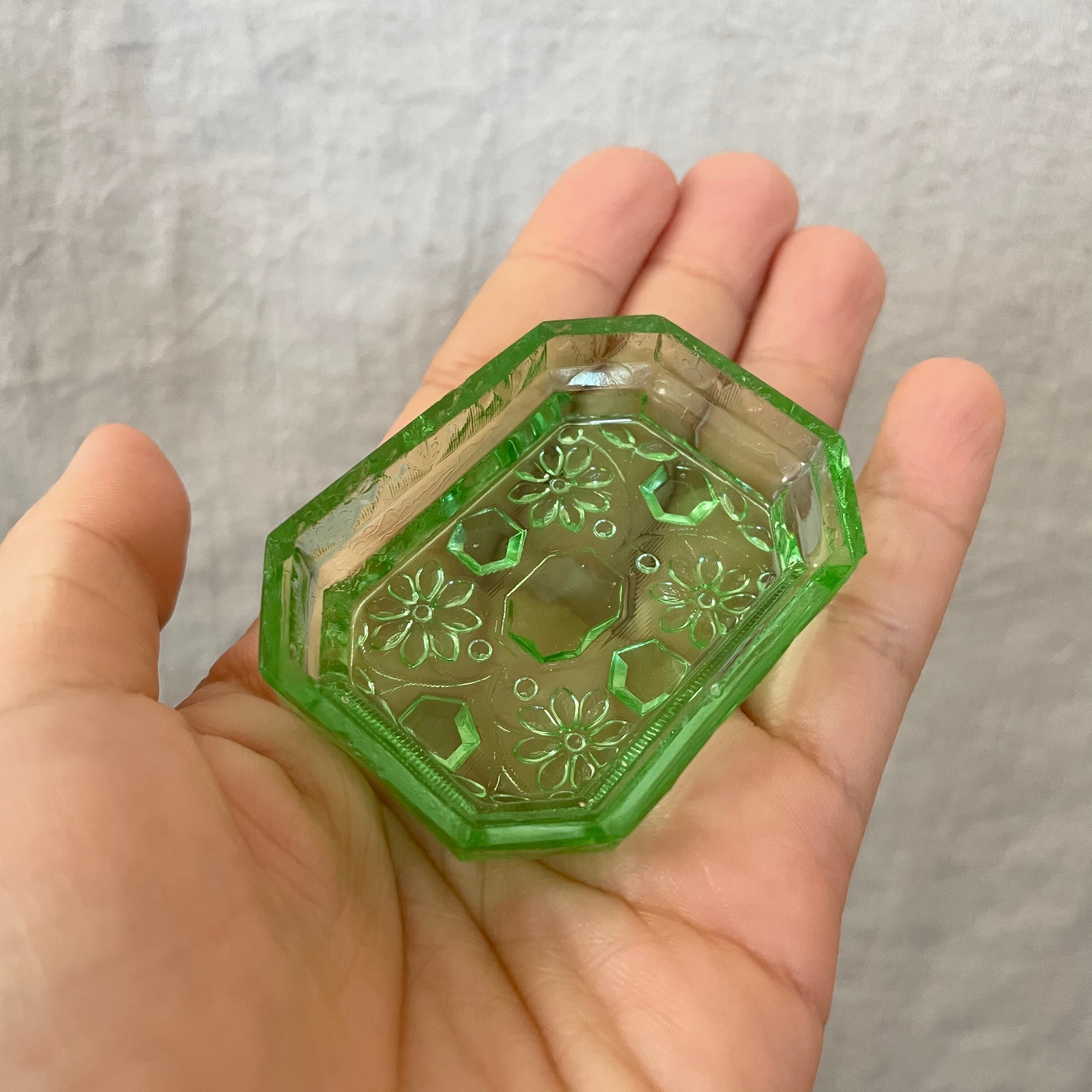 緑色の小さなガラス