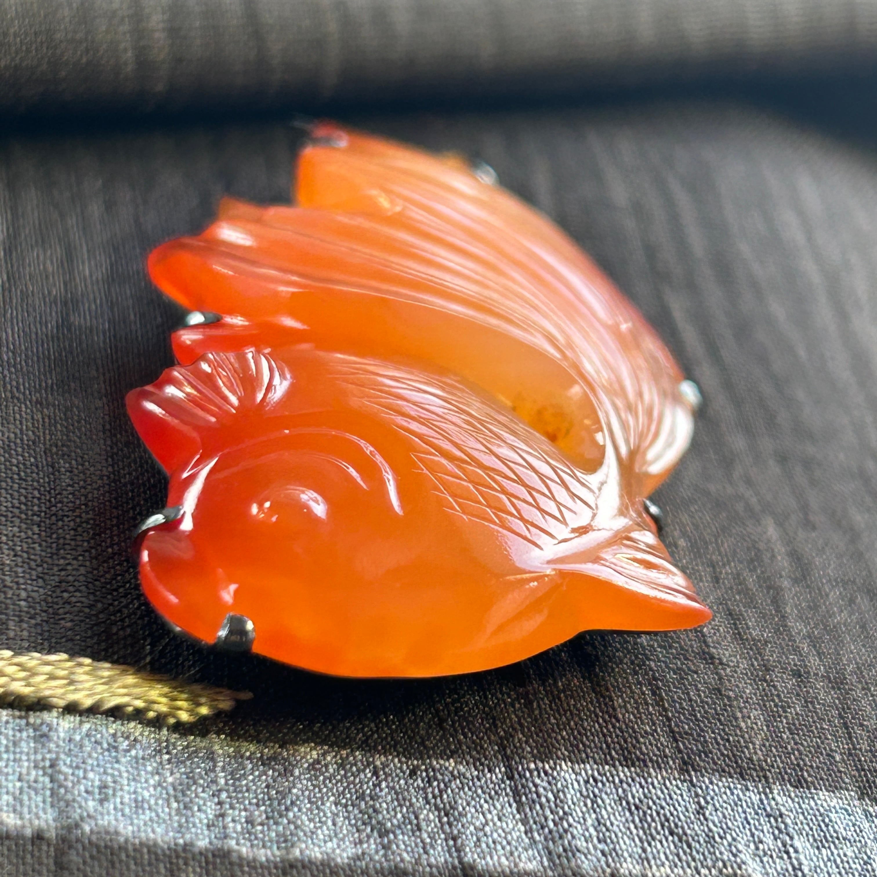 アンティーク　赤瑪瑙の金魚の帯留め