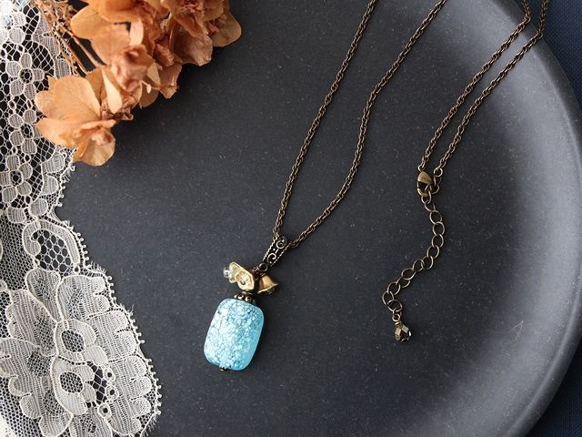 チェリーブランド・ヴィンテージ ハンドメイドのブルーガラスとお花のネックレス