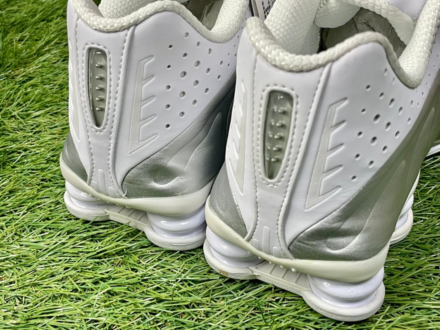 NIKE SHOX R4 WHITE/METALLIC SILVER 104265-131 27.5cm 30KJ0373 