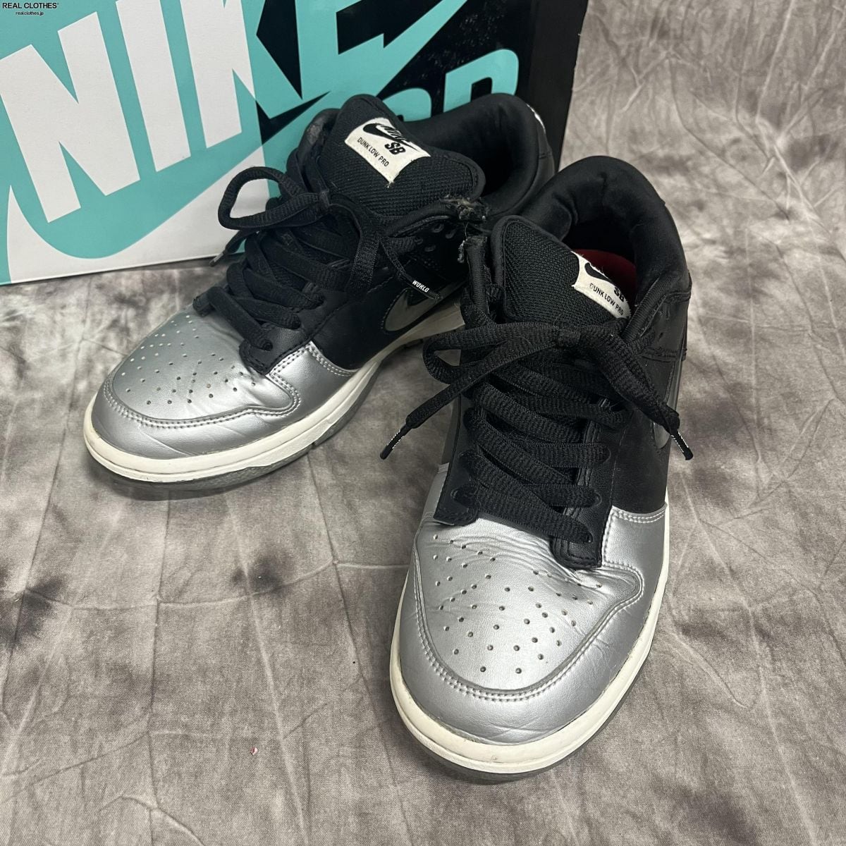 Supreme　NIKE SB Dunk Low ブラックシルバー