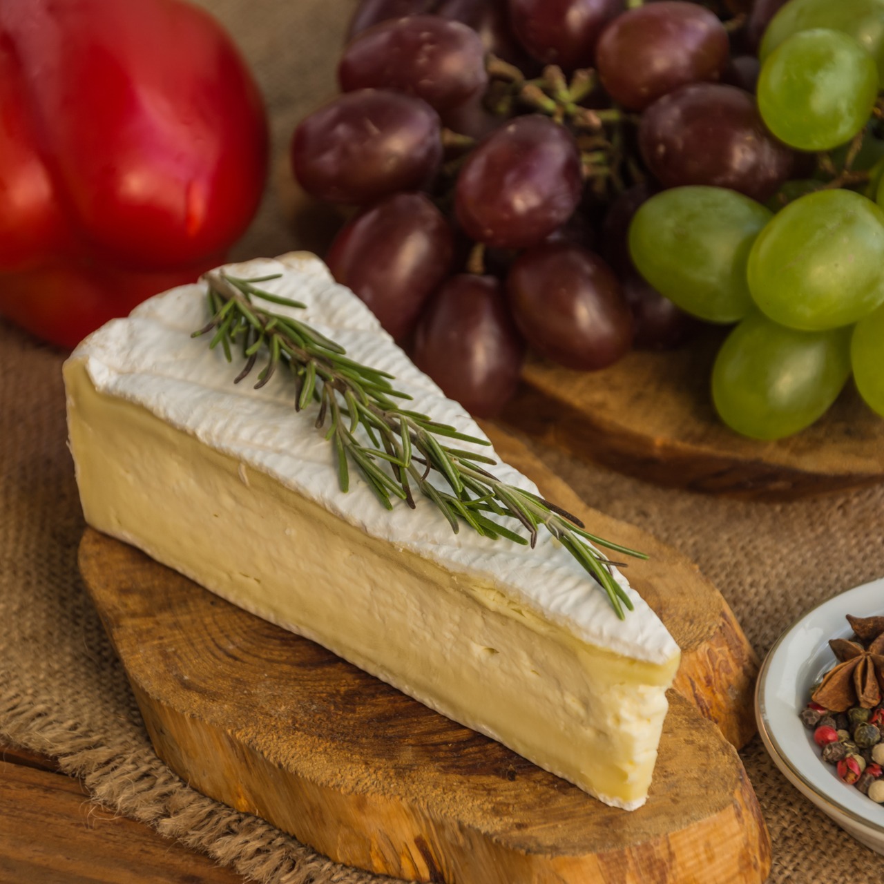 フランス産 ブリー・ド・モー AOP 100g｜本格ブリーチーズ・無殺菌乳・濃厚クリーミー｜フレッシュカット French Brie de Meaux AOP 100g – Authentic Brie Cheese | Raw Milk, Rich & Creamy | Fresh Cut