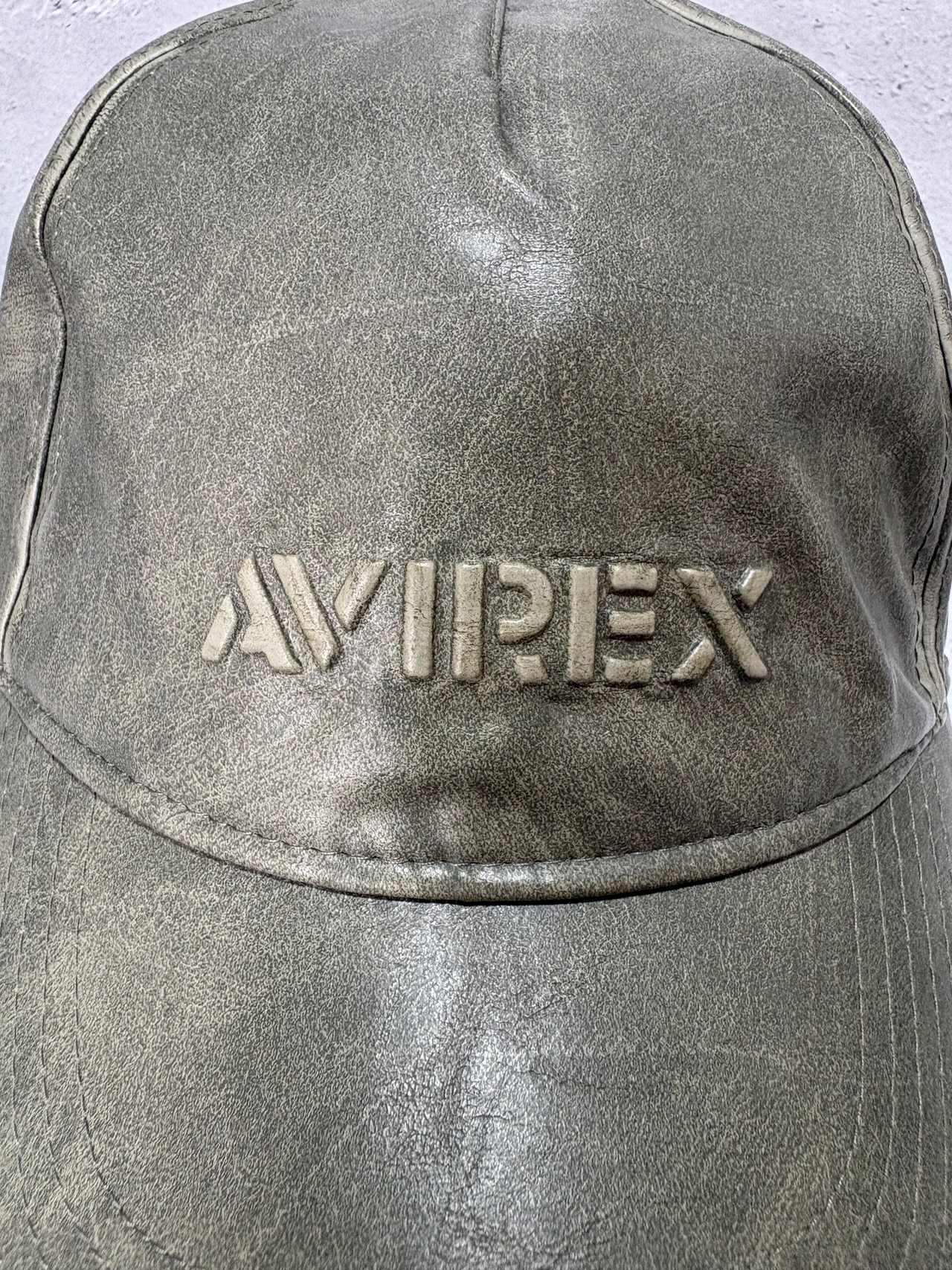 AVIREX / アヴィレックス AXエンボスロゴPU 6Pキャップ フェイクレザー カーブバイザー 2026年秋冬 カーキ