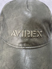 AVIREX / アヴィレックス AXエンボスロゴPU 6Pキャップ フェイクレザー カーブバイザー 2026年秋冬 カーキ