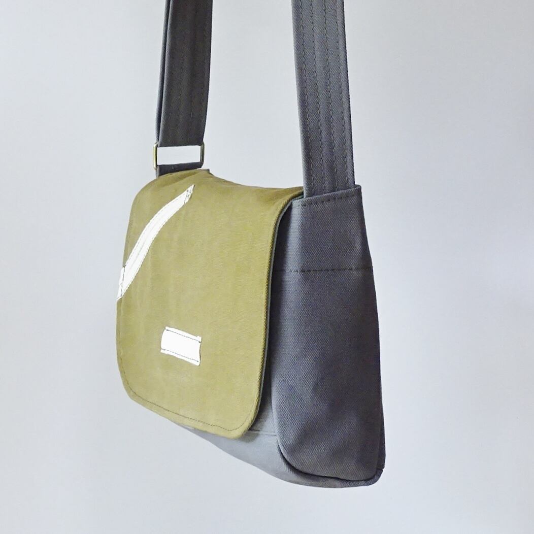 MONCLER メッセンジャーバッグ グレー クロム（CHROME）（メンズ、レディース）MIDTOWN 20L メッセンジャー