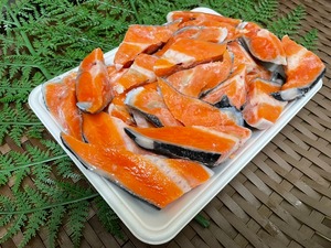鮭の切り落ち500グラム(薄塩)