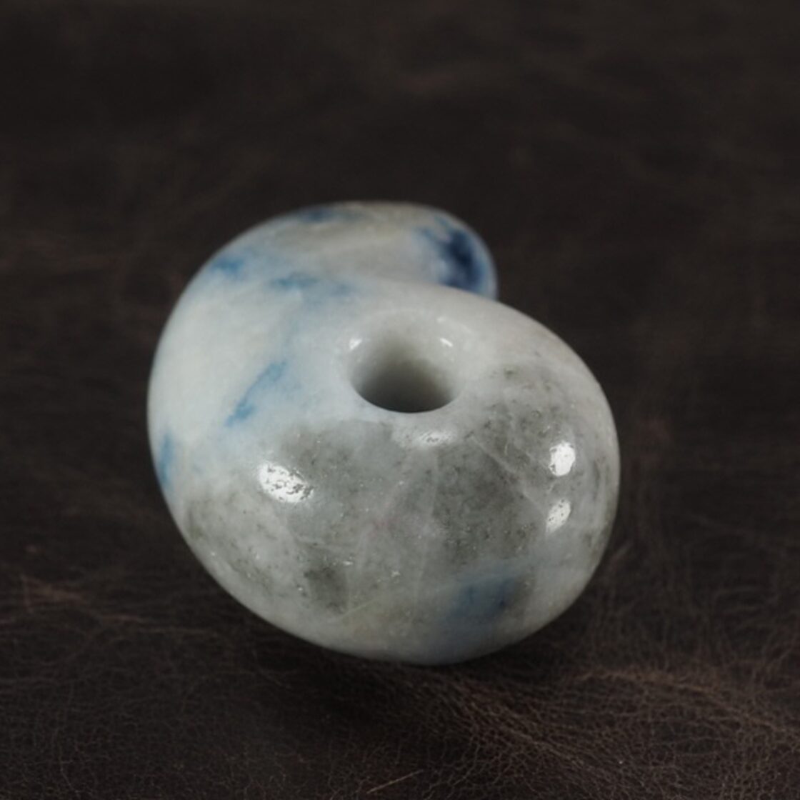 糸魚川翡翠 コン沢 青翡翠 ゆる勾玉 17.9g Itoigawa Blue Jadeite 