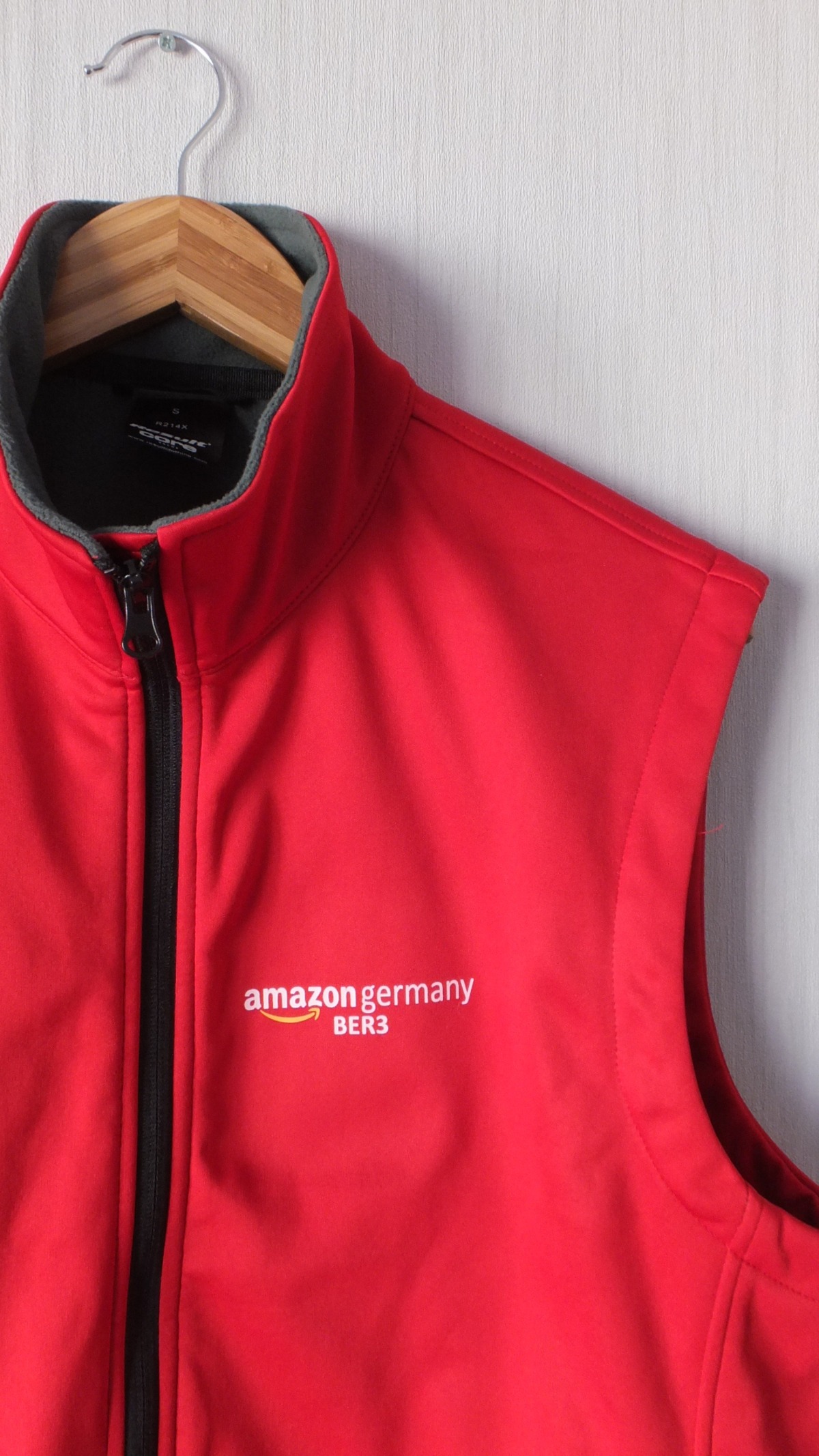 amazon germany ドイツのアマゾン 表面企業ロゴプリント、裏面企業スローガンプリント入り ソフトシェルベスト 赤 表示サイズS