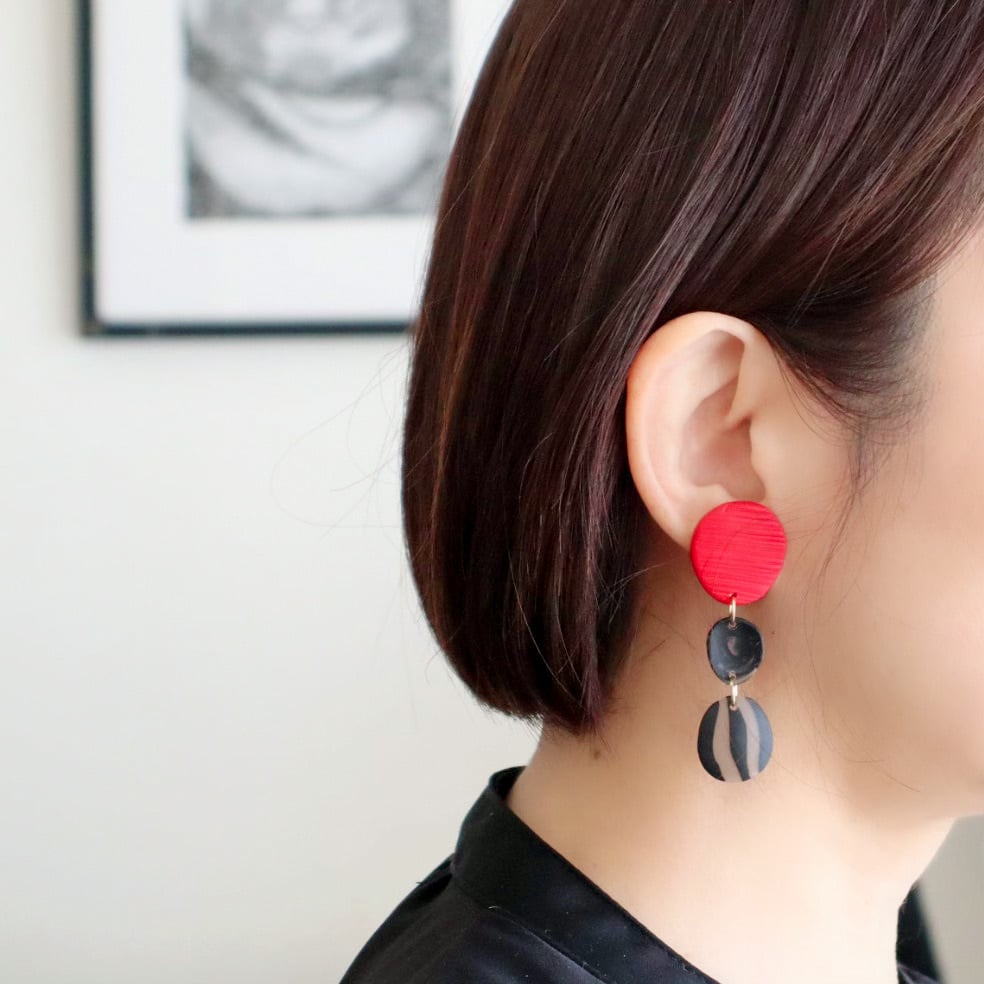 ブラッククリアボーダー 赤 3連 イヤリング・ピアス / 56 | IROCHIKA