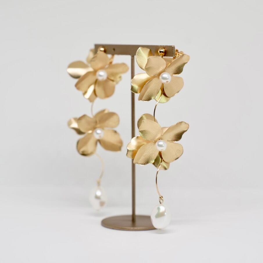 050 brilliance|大ぶりゴールドフラワー×樹脂パール イヤリング