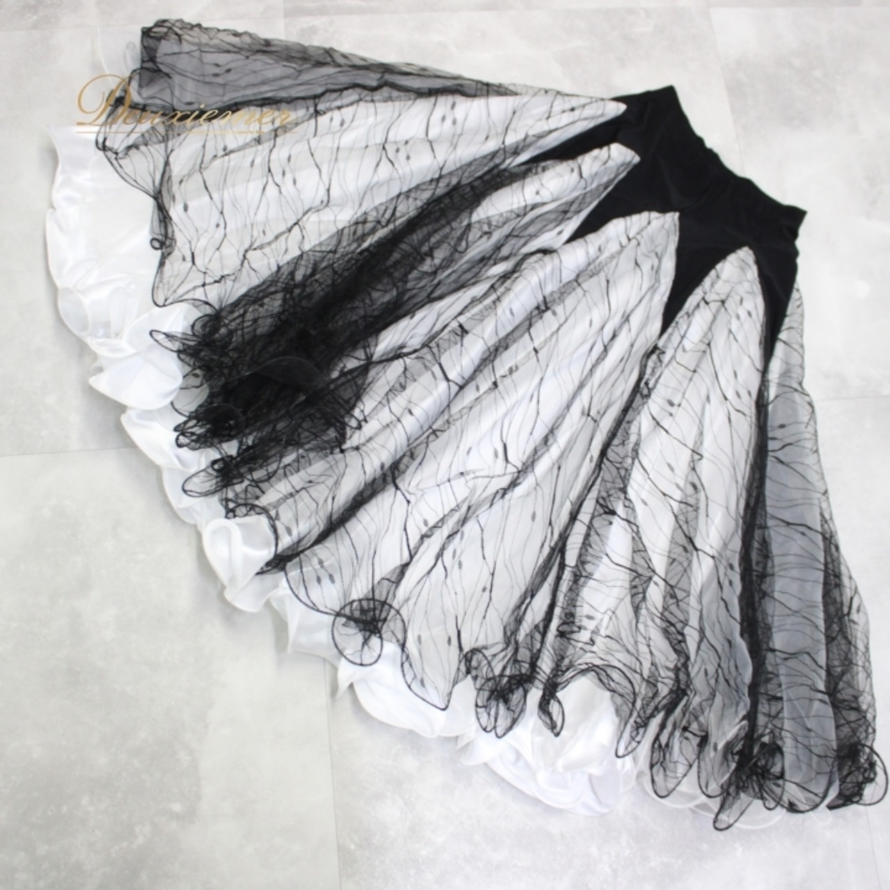 社交ダンス 衣装 スタンダード スカート レッスンウェア 女性用 レディース オールシーズン 白 黒 ブラック系 ホワイト系 レース 練習着 派手 ボリューム スカート 伸縮性 ポリエステル ブラック ホワイト 三層 履き心地 ダンス 練習用 衣装 おしゃれ フェミニン 上品 スタイリッシュ