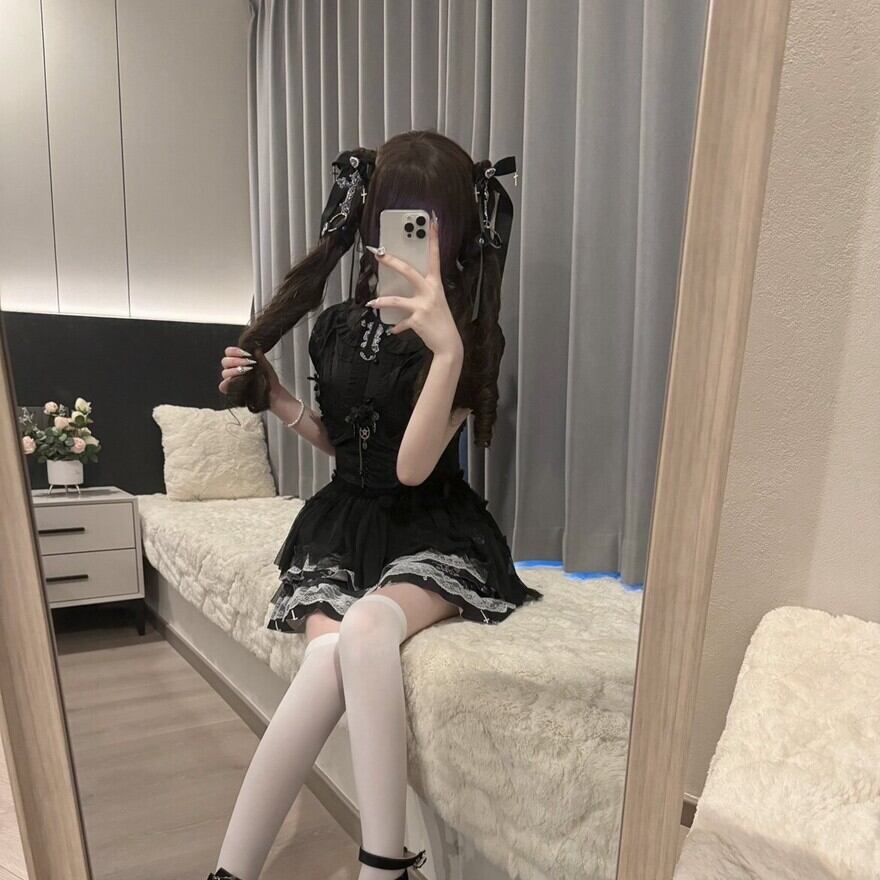 ゴシック｜闇に堕ちる美学 漆黒バックル袖とコルセットの3点