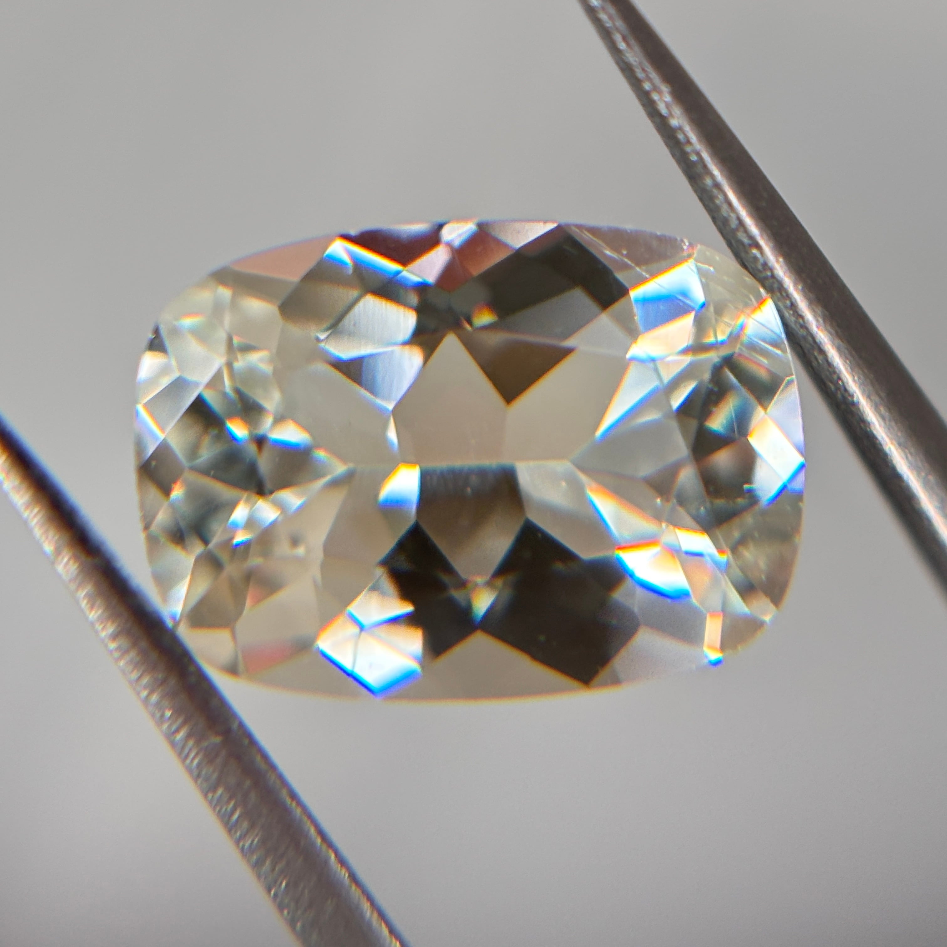 強蛍光】スキャポライト 1.65ct | EnMedel 〔 宝石ルースのおみせ〕