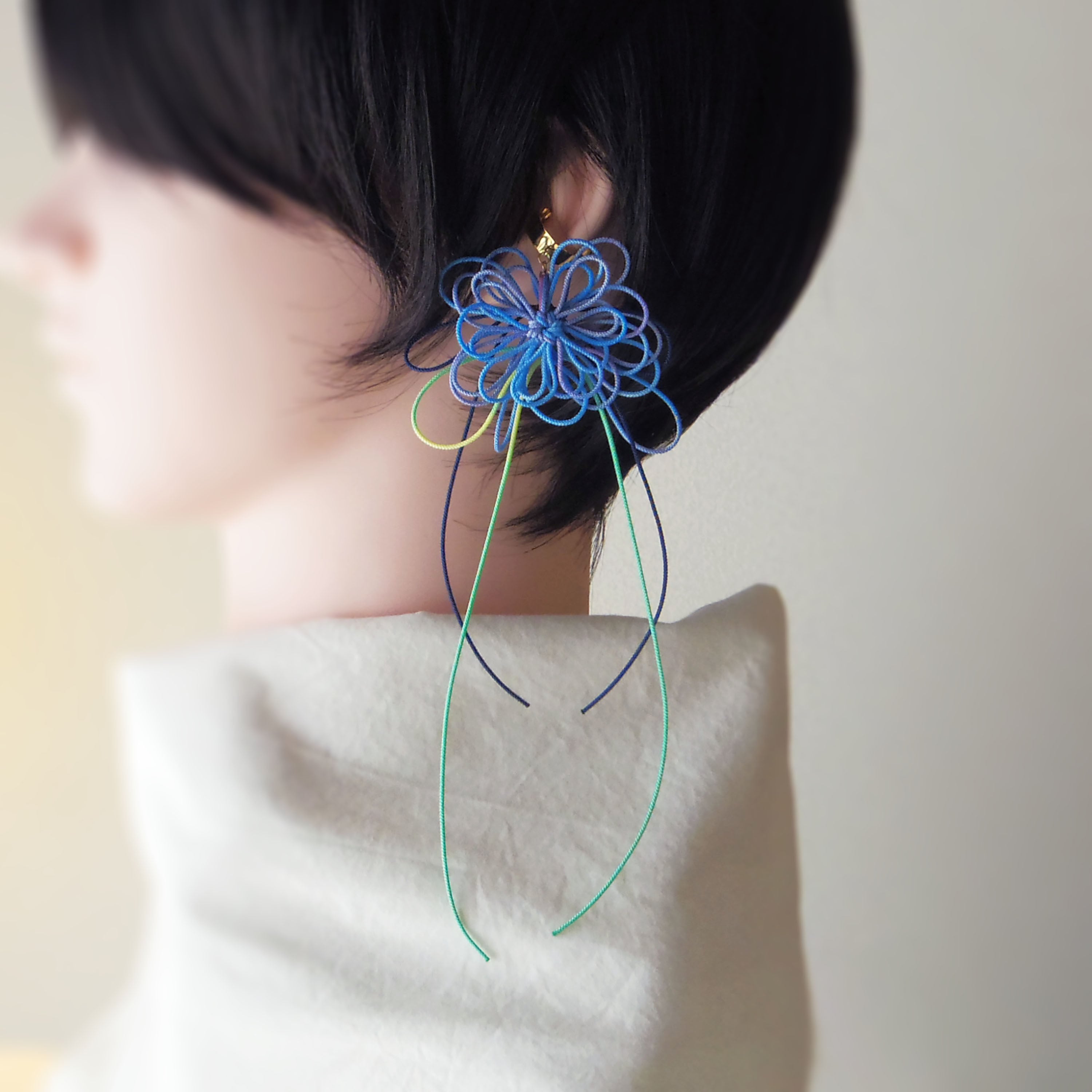 飾り結びかたっぽイヤーカフ「ハナメグル・漂」 | 手染め紐による大輪の花。浴衣・着物・洋装にも。