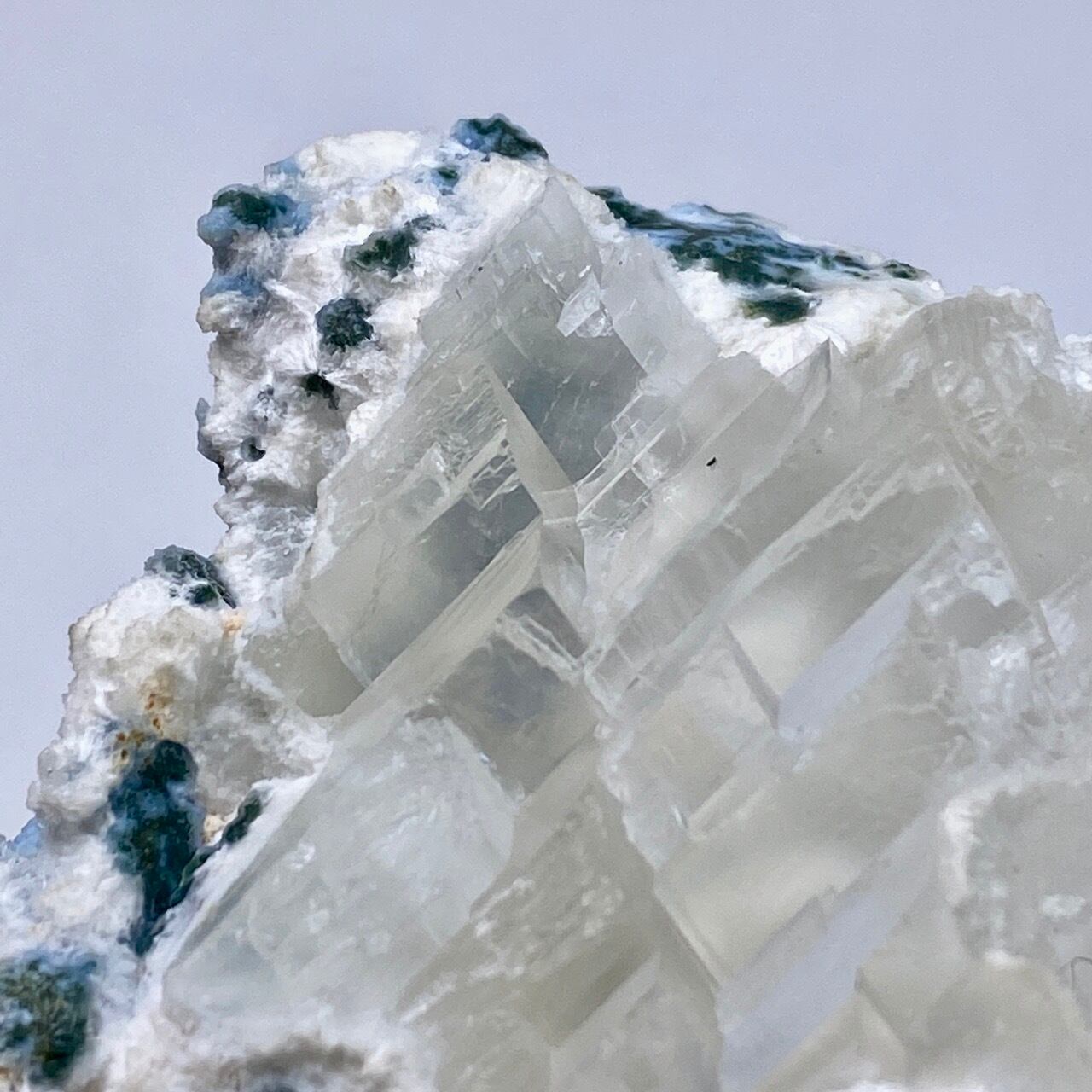 スコレサイト　カルセドニー スコレサイトwithカルセドニー 原石 | 原石 | Crystals by Purely