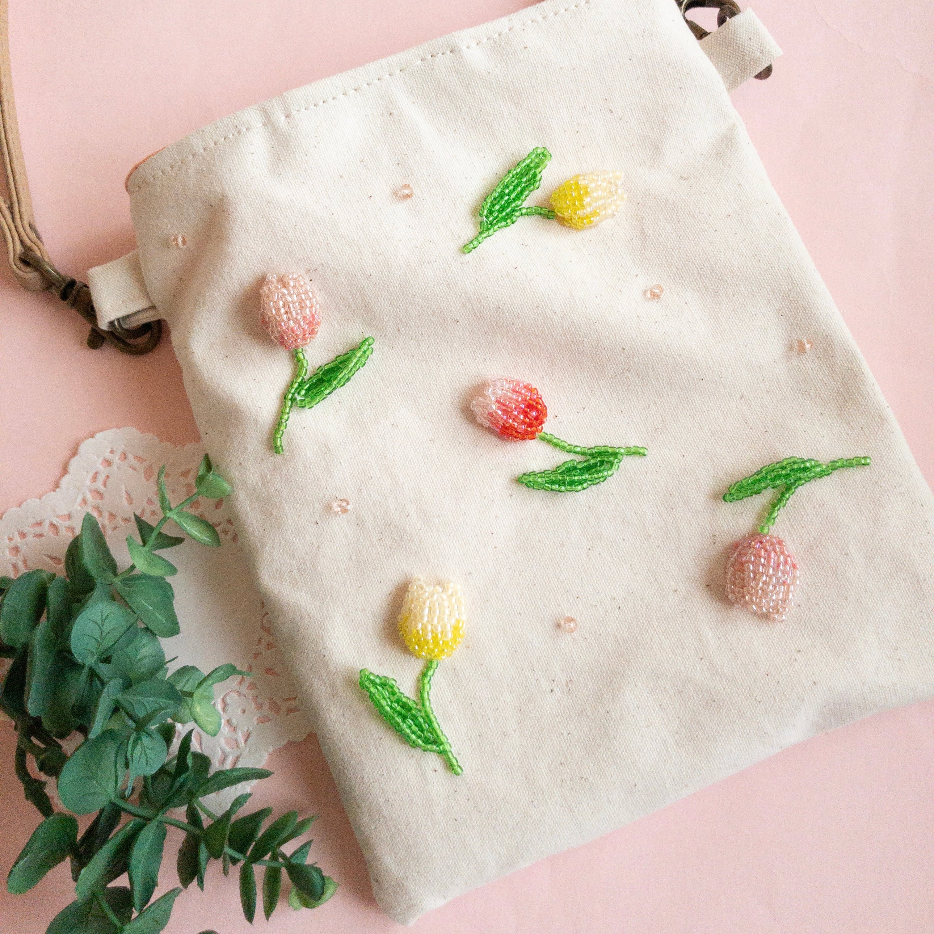 チューリップのビーズ刺繍スマホショルダー | うさのひみつきち