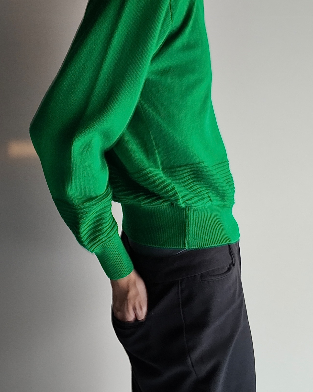 【BALENCIAGA】green v-neck wool knit