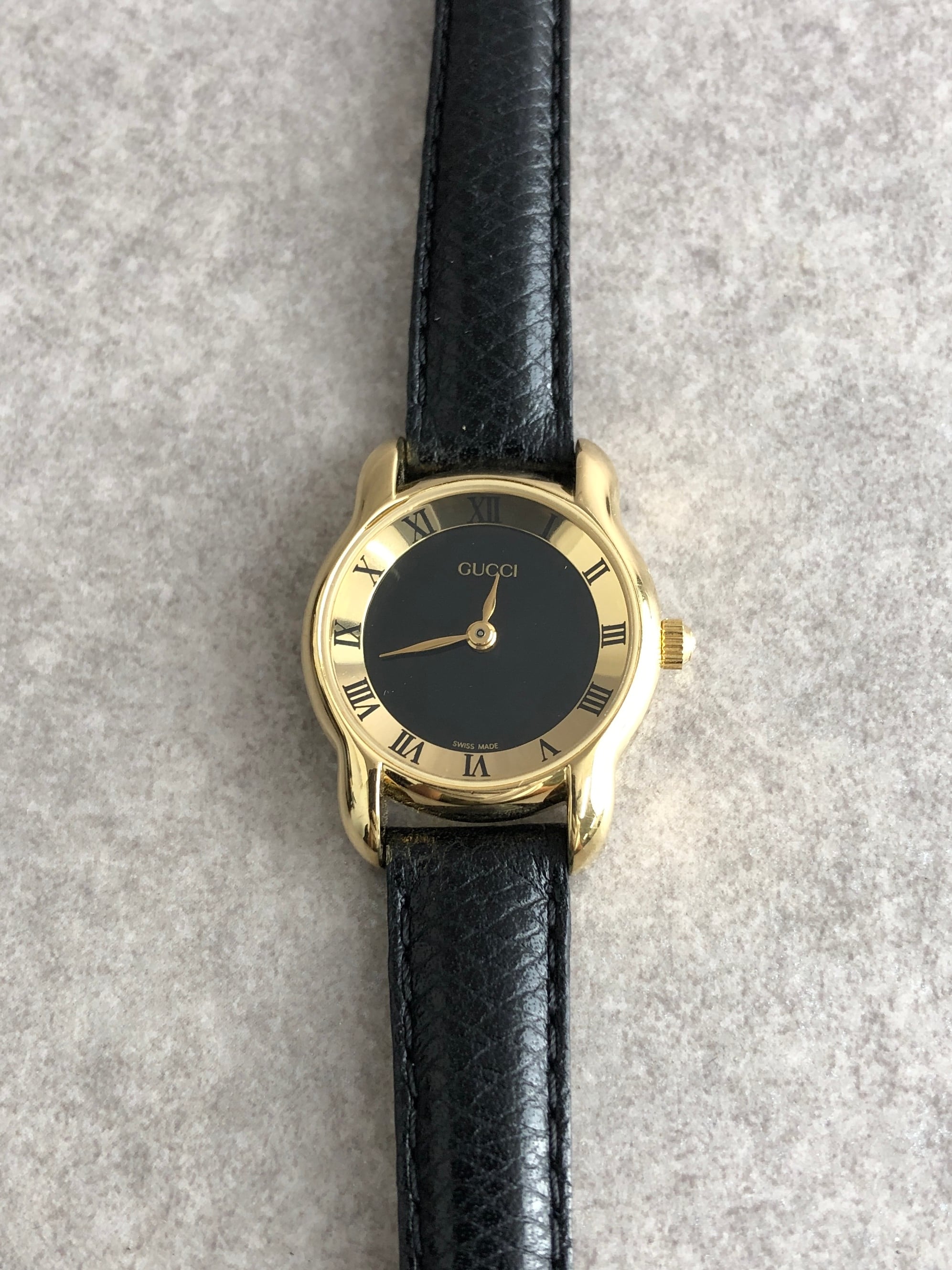 GUCCI グッチ 腕時計 ブラック×ゴールド ローマ文字 5100L レザー
