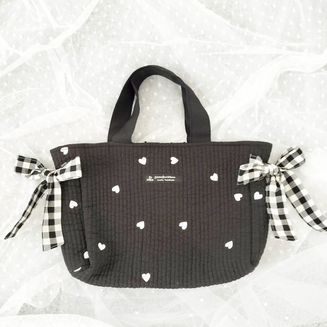 サイドリボンのミニヌビトートバッグ(ハート刺繍) 黒のギンガムチェックのリボン