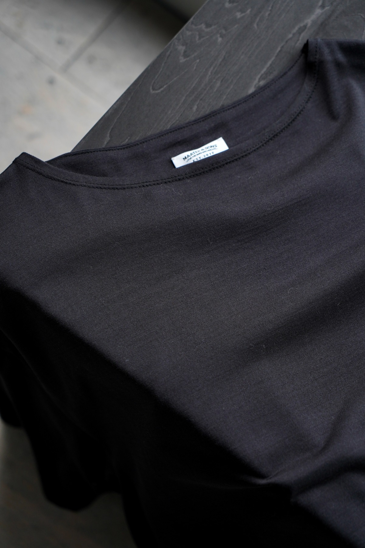 MAATEE&SONS / EX.SILK BOATNECK TEE(MATT BLK) | LiNN