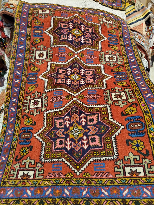 絨毯クエスト52【No.64】赤背景 ※現在、こちらの商品はイランに置いてあります。ご希望の方は先ずは在庫のご確認をお願いします。