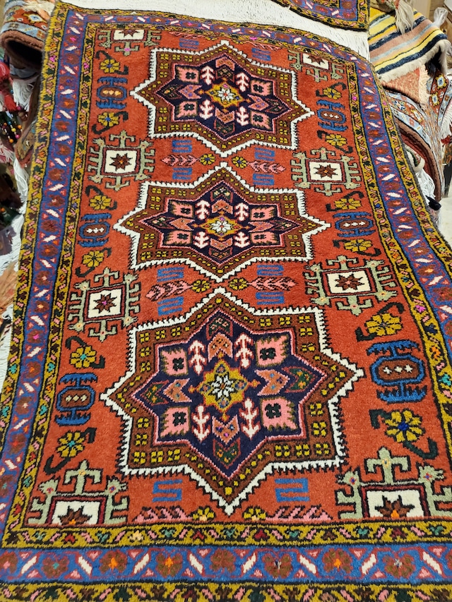 絨毯クエスト52【No.64】赤背景 ※現在、こちらの商品はイランに置いてあります。ご希望の方は先ずは在庫のご確認をお願いします。