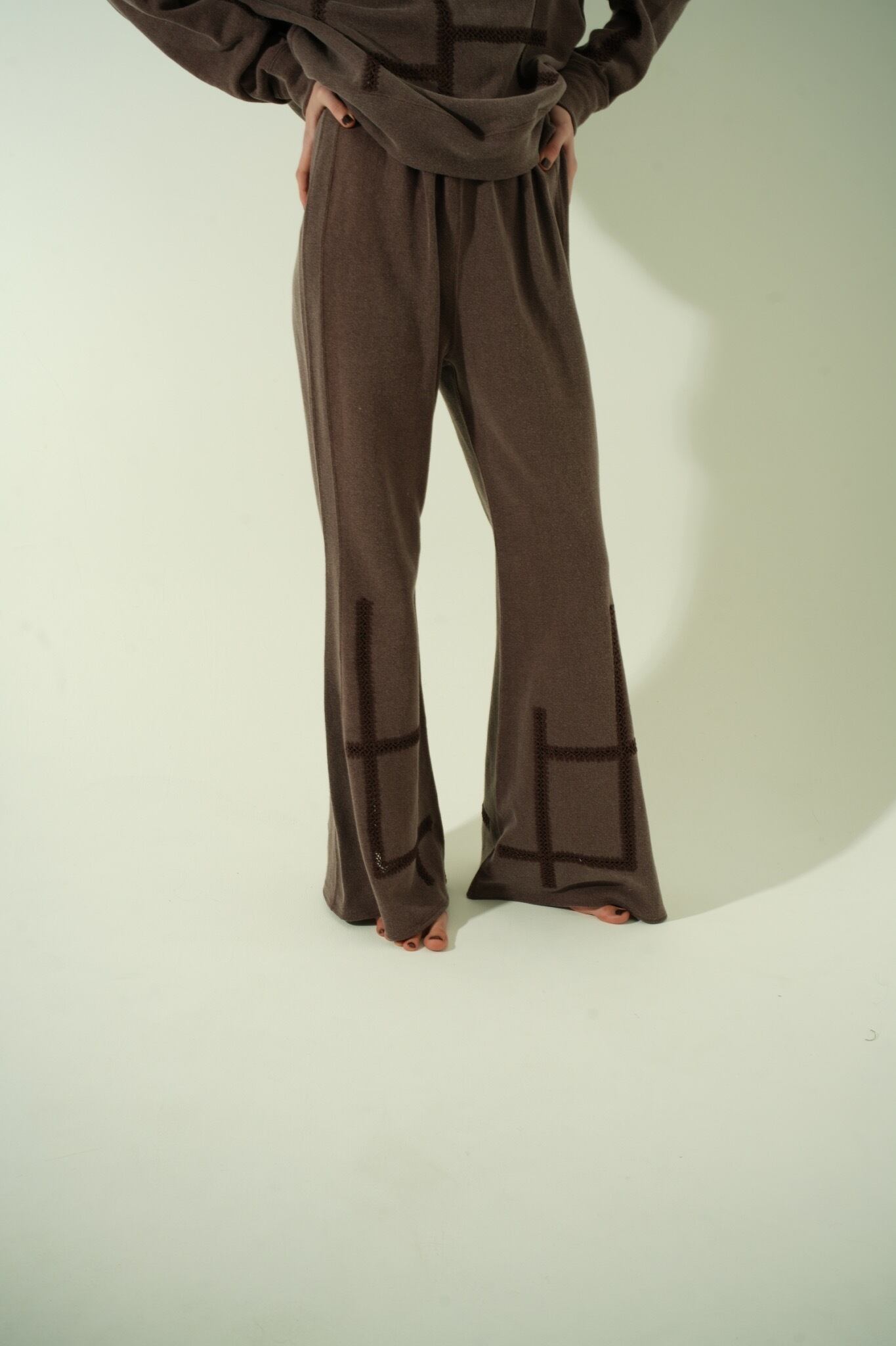 【先行受注2026 MAIN COLLECTION】VINTAGE DYED SWEAT FLAIR TROUSERS / BRWN